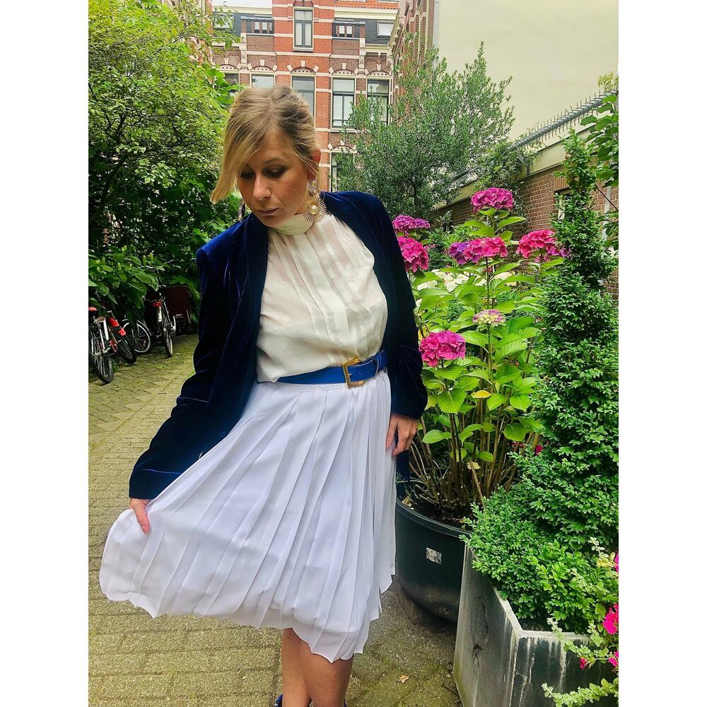 Vintage pleated skirt in white, size 6/8
